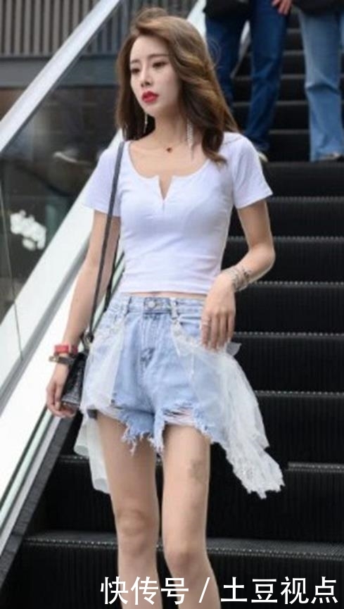 『小姐姐』街拍:迷人优雅的长发美女,简单穿着魅力十足,美的迷人!