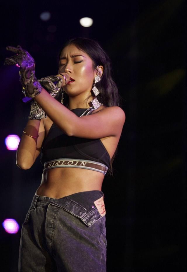 过节学吉克隽逸穿，陪老公出去串门，被人夸身材好，倍有面