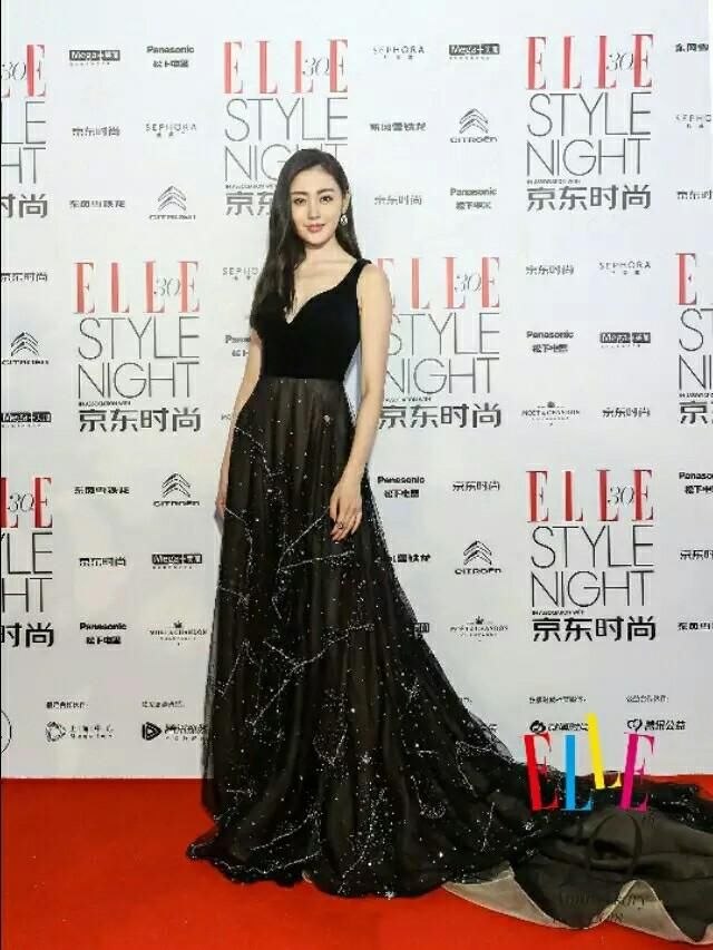 张天爱为秀腿真的好拼，机场裤子拉链就拉一半，好敢穿！