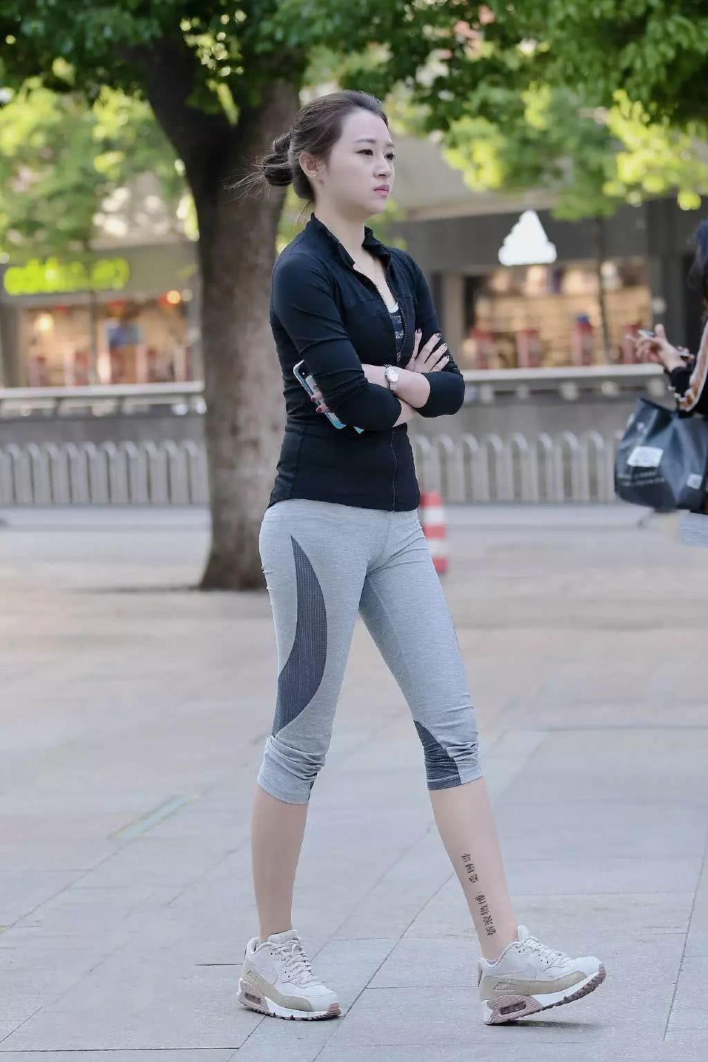 街拍：小姐姐瑜伽裤走在街上，10分，你们给她打几分？