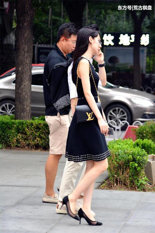 踩上一双时尚的尖头细跟鞋，身材自然挺拔起来，而且还非常自信