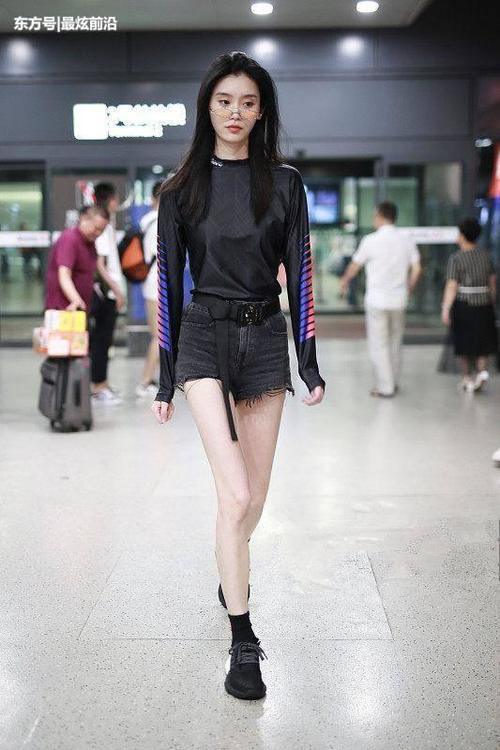 奚梦瑶到底有多瘦？这么窄的短裤都穿不满，网友：有没有100斤