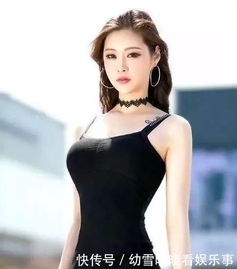 『美女』街拍:娇小玲珑的美女,黑色背心搭打底裤,显女神的魅力