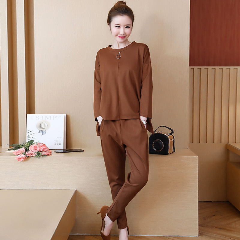 今年秋季流行穿黑色服装!显嫩显白，显瘦显高，40岁女人穿更美