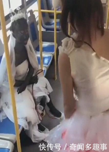 女子为博眼球穿上塑料袋出门，不曾想遇到了劲敌，抢了风头