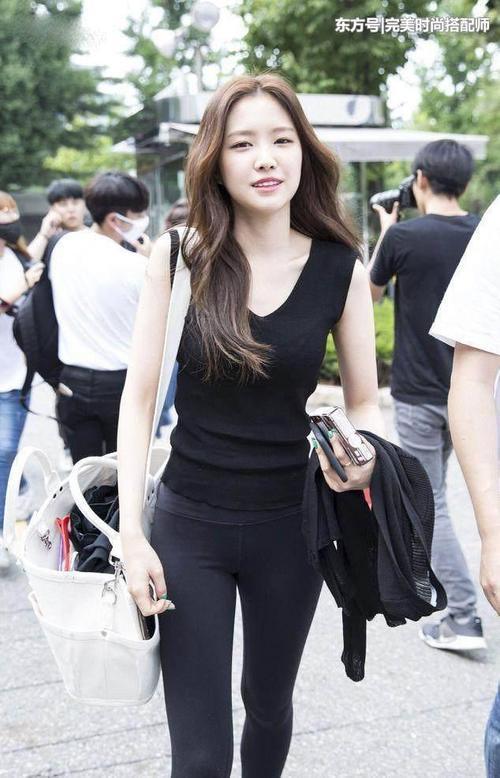 紧身裤穿起来高贵典雅，性感轻松秀身姿，走到哪里都很美