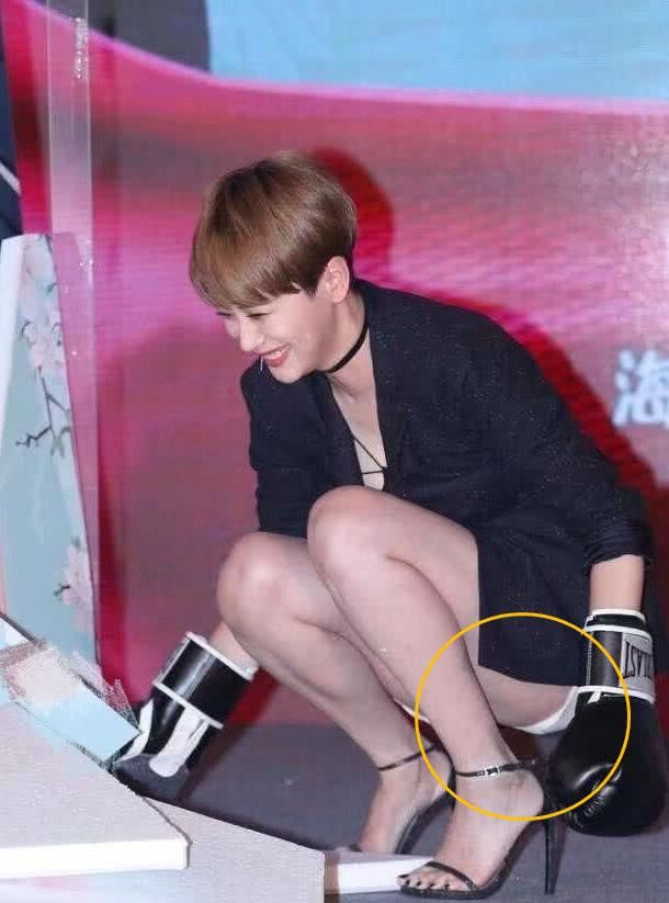 海清出席活动，全身就穿西装外套上台，网友：蹲下露出白色的东西