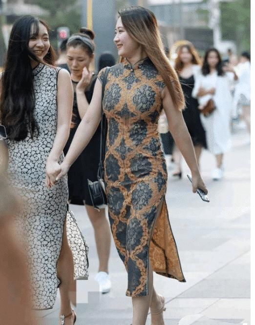  微胖■母女出门逛街，微胖型的身材穿旗袍真好看吧？