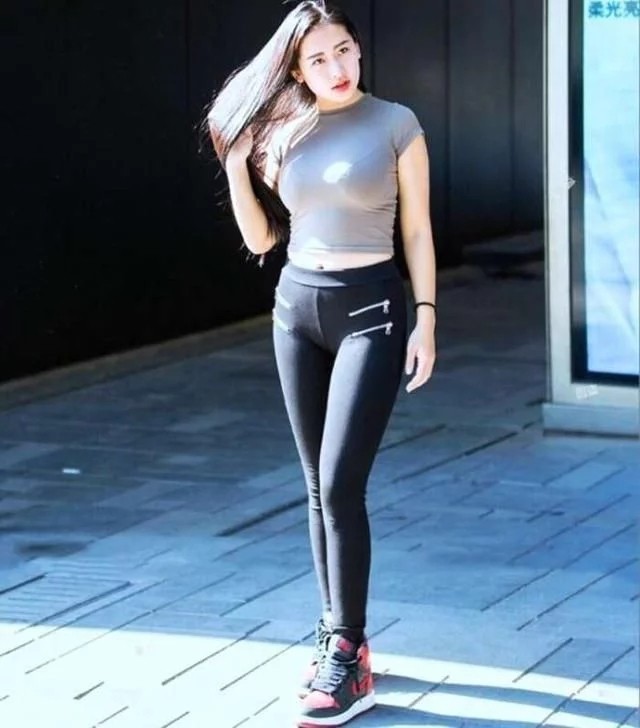 夏天穿紧身裤，也是相当性感，不行你试试