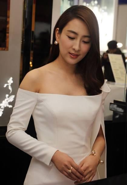 马苏短裤短得只剩一个“三角形”，网友:大腿根都快露了，真会玩