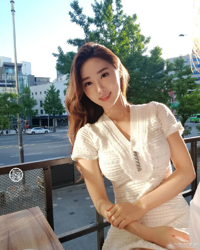 街拍北京:女孩美不美,看锁骨就知道,我最喜欢图2!