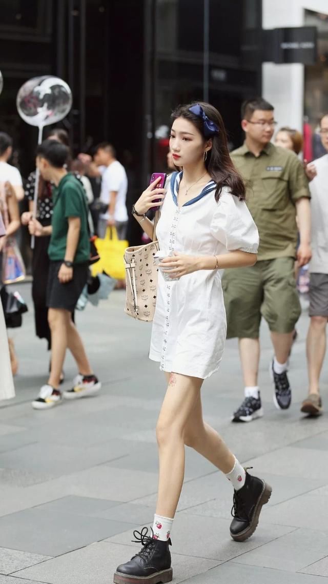 街拍丨夏天干嘛穿那么严实?露一点才好看!