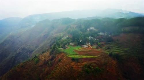 贵州山顶上的村庄，一栋栋别墅依山而建，旁边就是幽深大峡谷