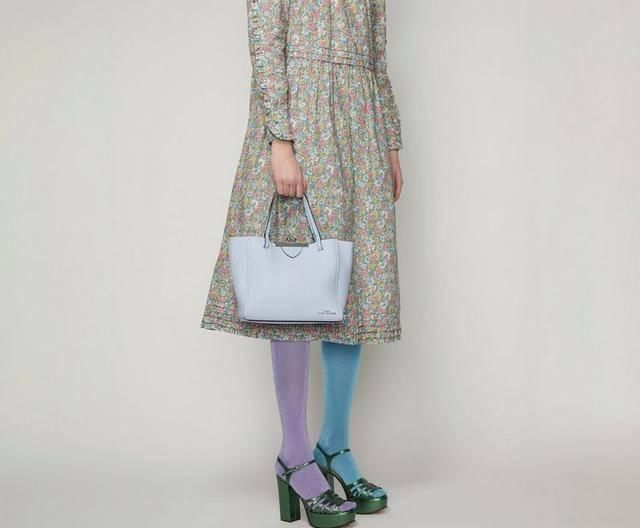  「蓝色」Marc Jacobs 2020年春夏款除开相机包，这种＂蓝＂用在包上也很漂亮
