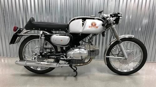  『摩托车』新时代复古范儿，意大利媒体小姐姐测评钱江贝纳利帝国400