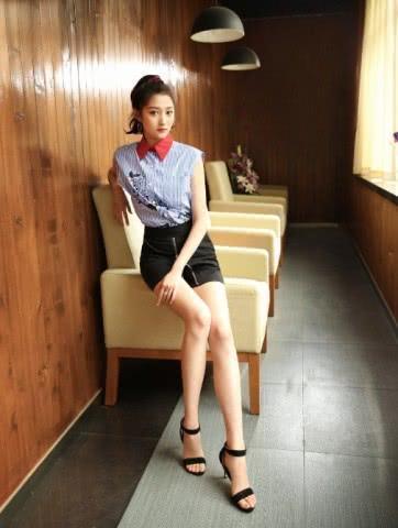 关晓彤也太大胆了，裙子上的拉链只拉了一半，竟意外时尚！