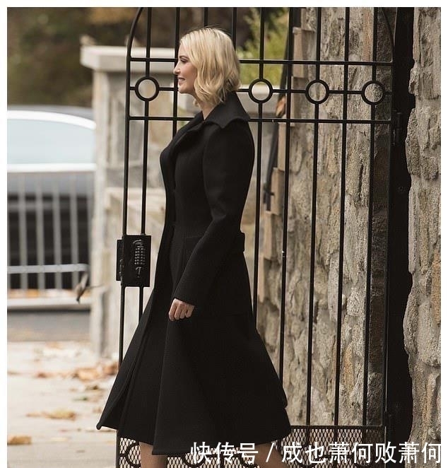 打底:伊万卡不愧是超模,穿驼色大衣叠穿西装 打底衫,齐肩发型好美!