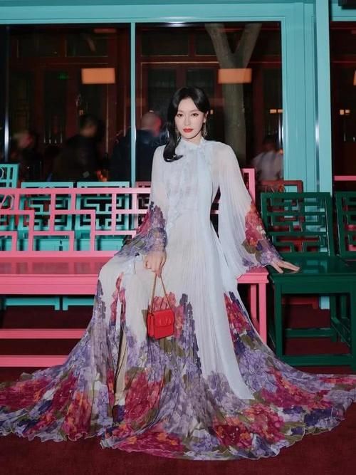  [柔美]印花裙演绎春日清爽时尚，柔美又浪漫，穿出俏皮青春朝气感