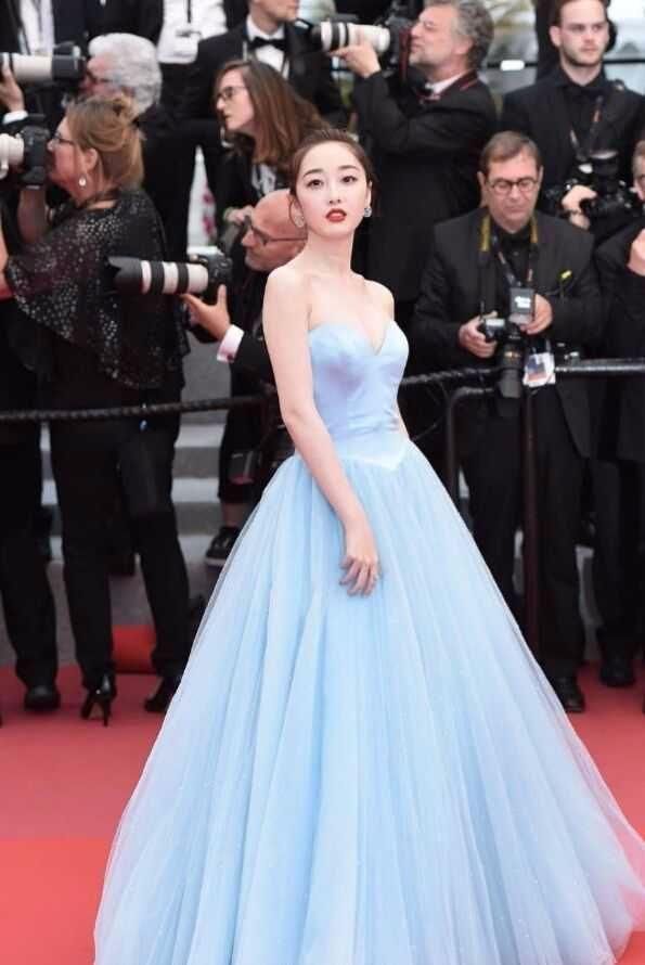 蒋梦婕现身机场T恤配短裤，腿长惊人，网友：还是裤子太短了？