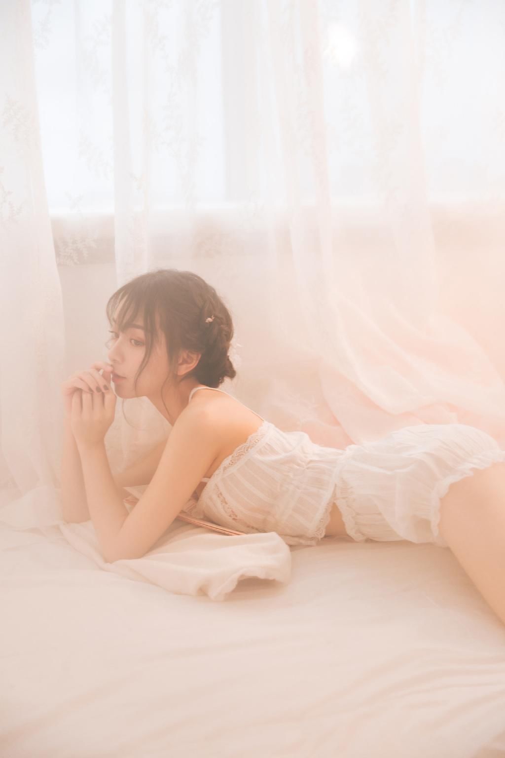 性感吊带内衣美女薄纱妖娆写真图片