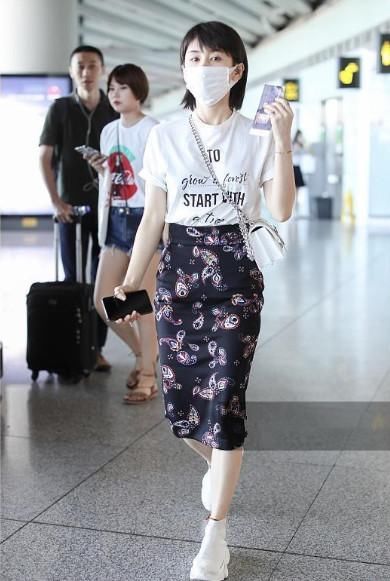 王子文包臀裙走机场，S型身材造型凹出来了，十足魅力！