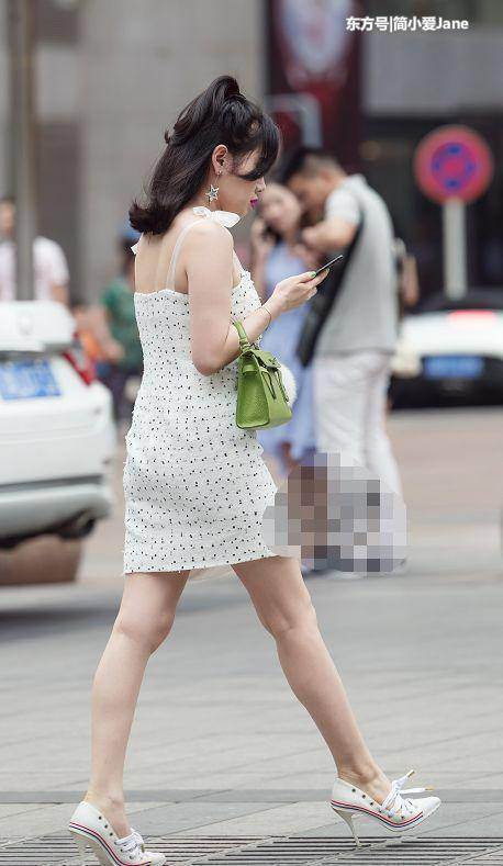 女人们细长的美腿穿高跟鞋,每走一步都那么优雅靓丽