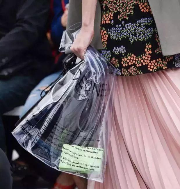 昨天的塑料袋你爱搭不理，今天的塑料袋只有时髦女孩看得起