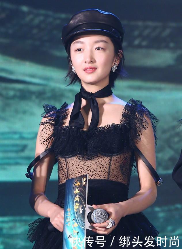 周冬雨穿透视装大玩性感, 但身材缺“料”就显得非常尴尬了!