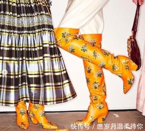 『 老态』放下身段狂推轻奢包包，梅根与奚梦瑶都输了，LV太子妃走秀显老态