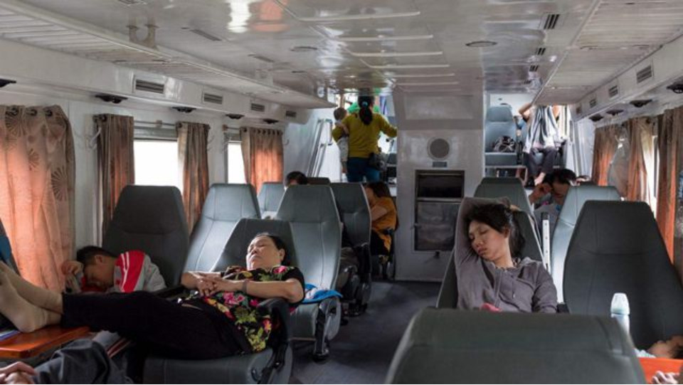 越南的火车很大气，比中国的高铁还宽敞，里面的中文让人眼前一亮