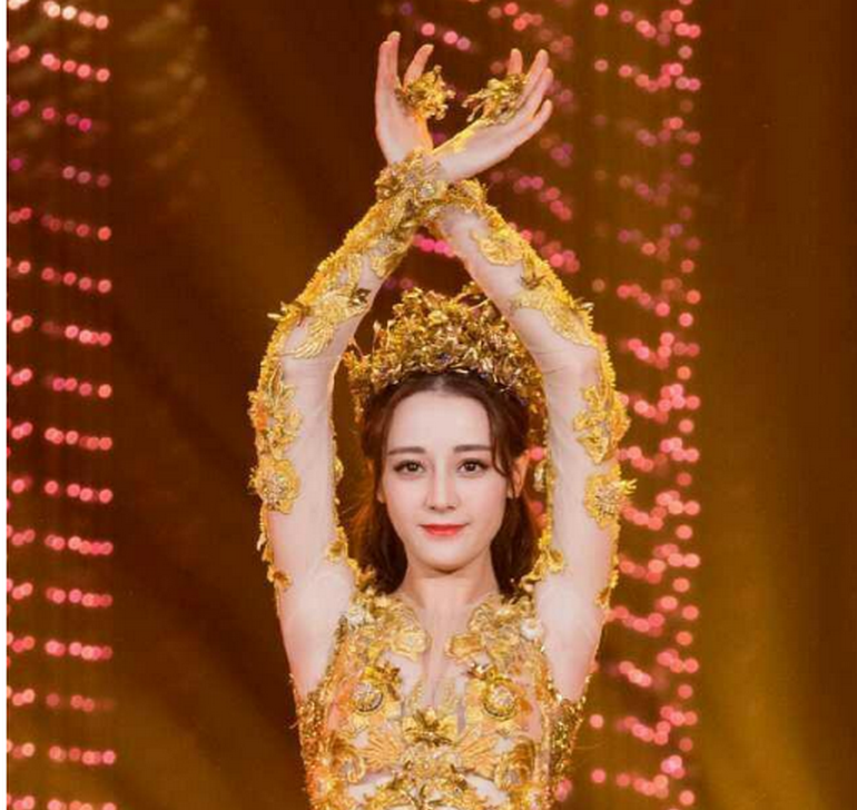 「 迪丽」长发红唇性感撩人，迪丽热巴穿抹胸裙大秀好身材