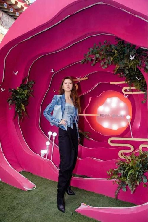 戚薇机场造型未走心，内衣肩带外露，网友：不影响戚哥霸气形象！