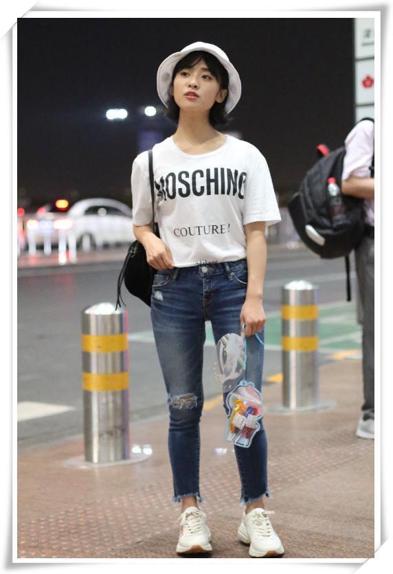 当90斤沈月穿上紧身牛仔裤，网友直呼：辣眼睛！还是换回裙子吧！