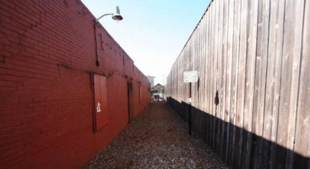 坚持40年往小巷扔瓶盖，50米小巷已成著名景点，引无数人拍照