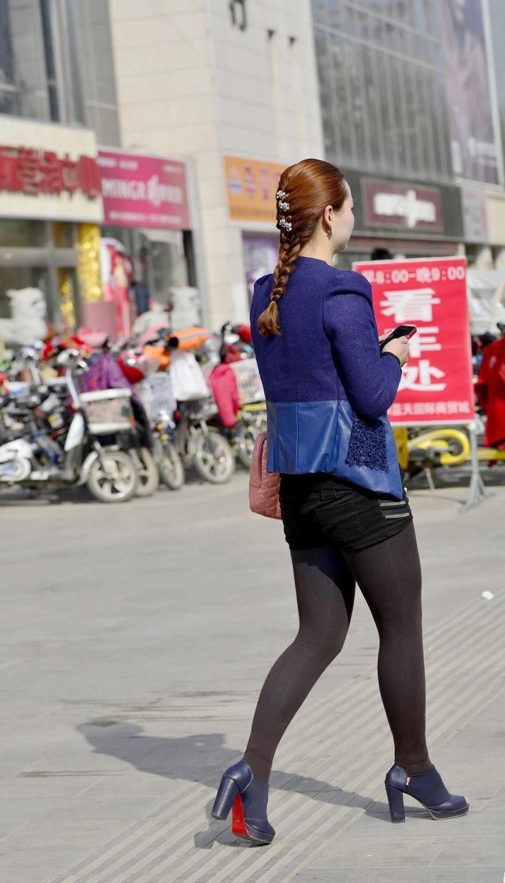 街拍:马尾辫厚黑丝美女，总是如此的赏心悦目