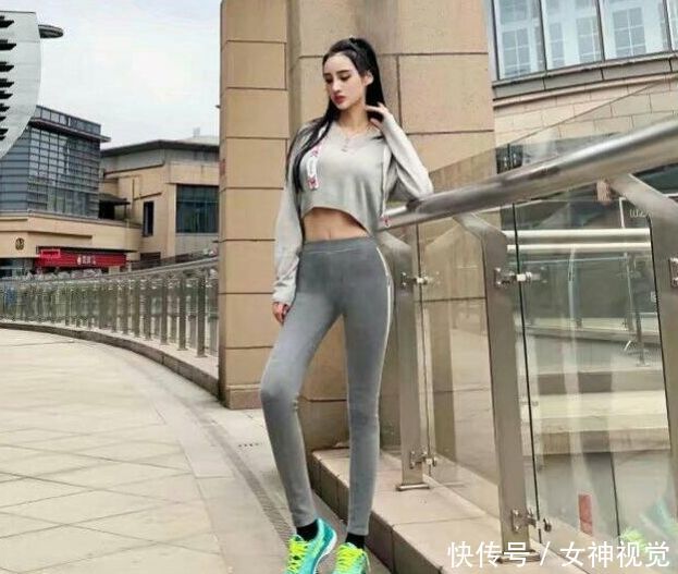 凹凸紧致的打底裤美女，增添成熟魅力，散发出时尚风情！