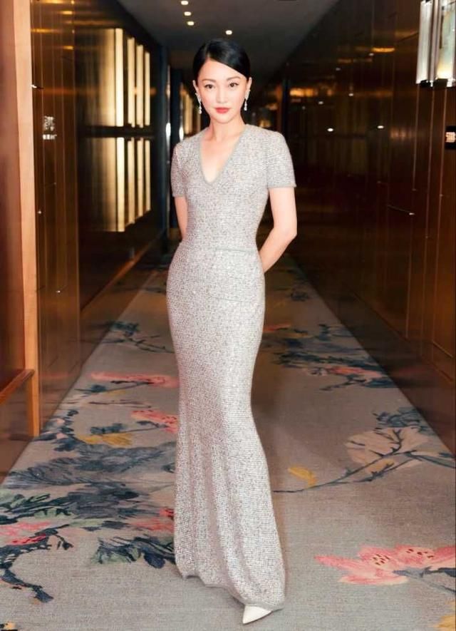 周迅得罪造型师？时尚大片显老十岁，眼睛也失去了往日的灵动感！