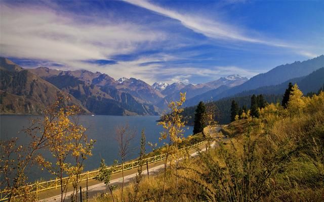 天山天池，镶嵌在天山的一颗明珠，落入凡间的“仙界瑶池”