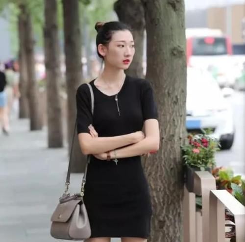  美女■养眼女神街拍：气质高雅的美女，一条粉色的连衣开叉裙，时尚女神风采迷人