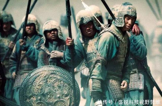  『弓箭』长矛在西方所向披靡，为何在中国却早早淘汰？中国人太聪明