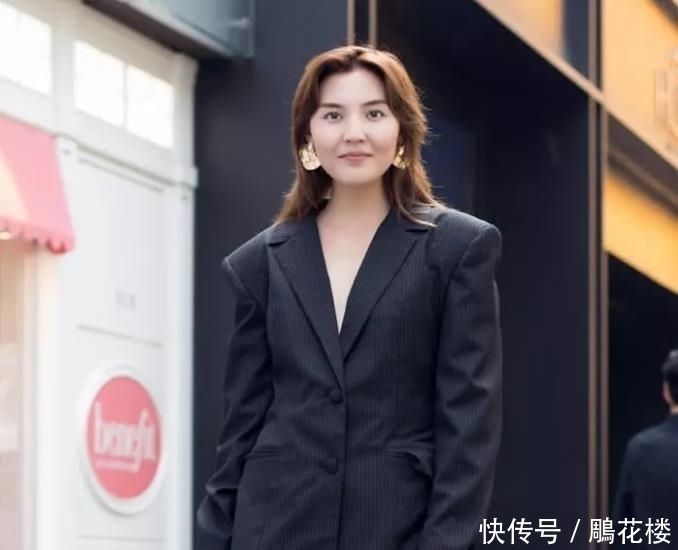  拥有：街拍：拥有独特气质的女子，穿搭时尚，彰显迷人女性之美