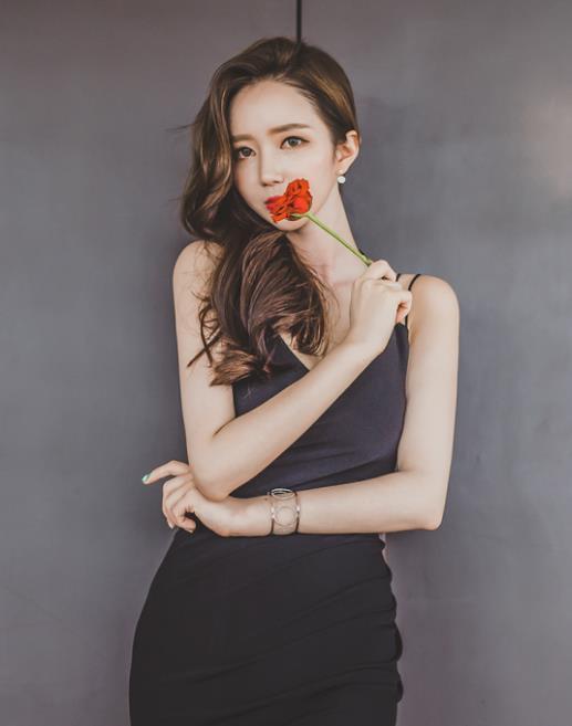 连衣裙|李妍静，一件黑色的开叉连衣裙