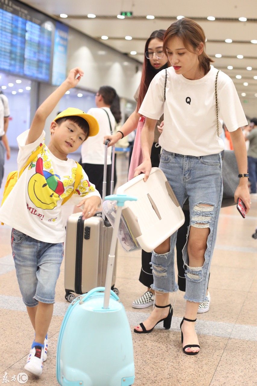 辣妈叶一茜带着小亮仔现身机场 穿白T恤破洞牛仔裤时尚有型