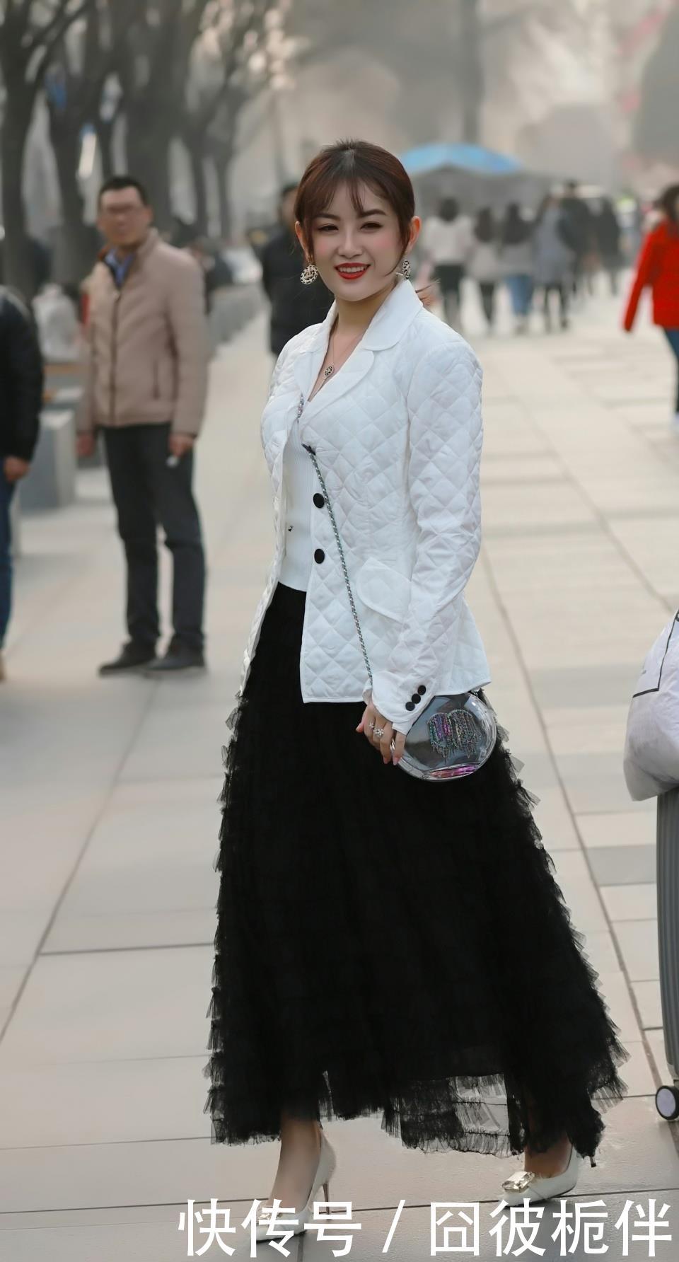 「 气质」一种异域风情的气质魅力,你喜欢吗,街拍:小姐姐长得好洋气