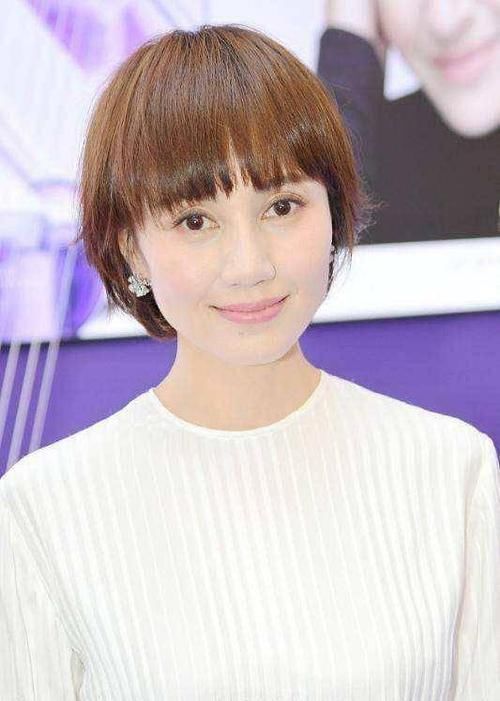  『女人』50岁女人别被这3款“阿姨短发”迷惑，俗气又显老，剪错变大妈