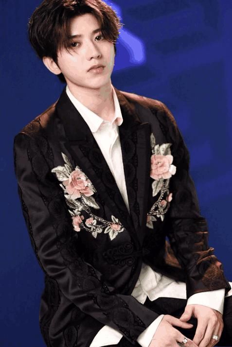 朱正廷蔡徐坤同穿西装，谁是小奶狗谁是小狼狗，一目了然！