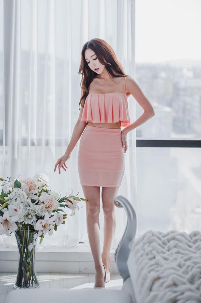 室内美女写真集：粉色吊带上衣和包臀裙，性感好身材，人也非常美