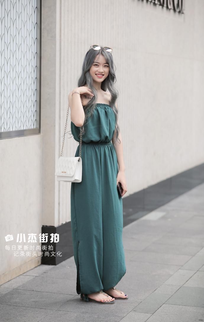 基础款的吊带裙穿的非常有凹凸感，也就小姐姐这样的身材能驾驭了