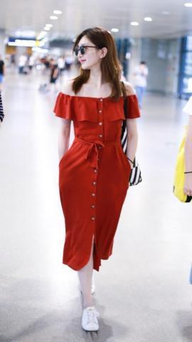 江疏影难得穿长裙去机场，不想却被胯部抢镜，网友：这也太宽了吧