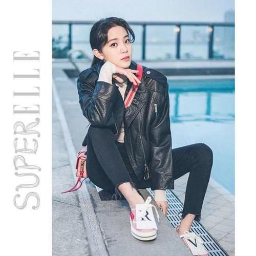 #皮衣#软妹子也能走“硬朗风”！穿皮衣的女生不要太有气场，热巴也穿了